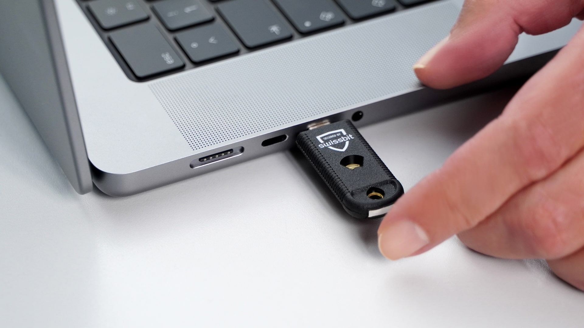 Swissbit iShield Key Pro - USB-C, Hand